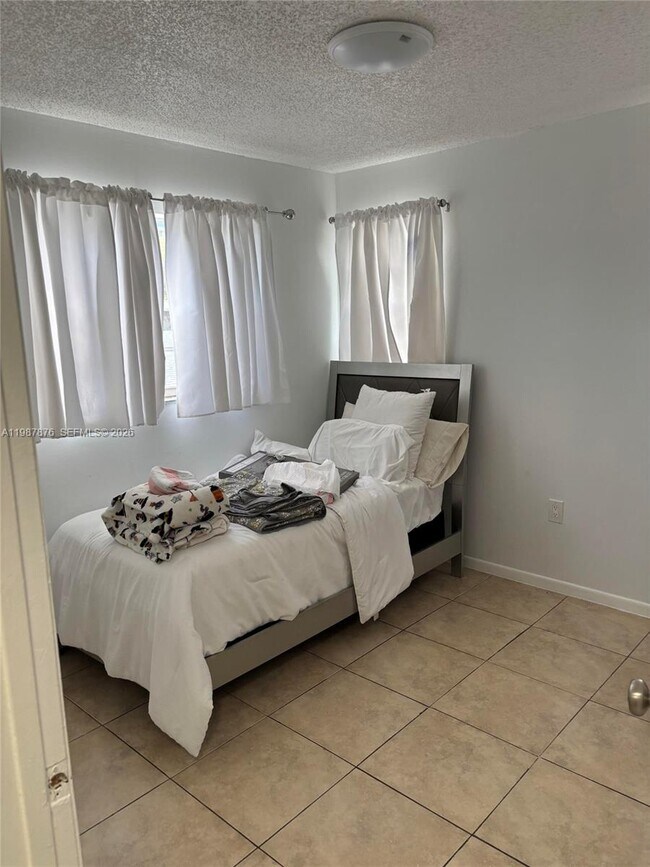 Photo - 2050 NE 140th St