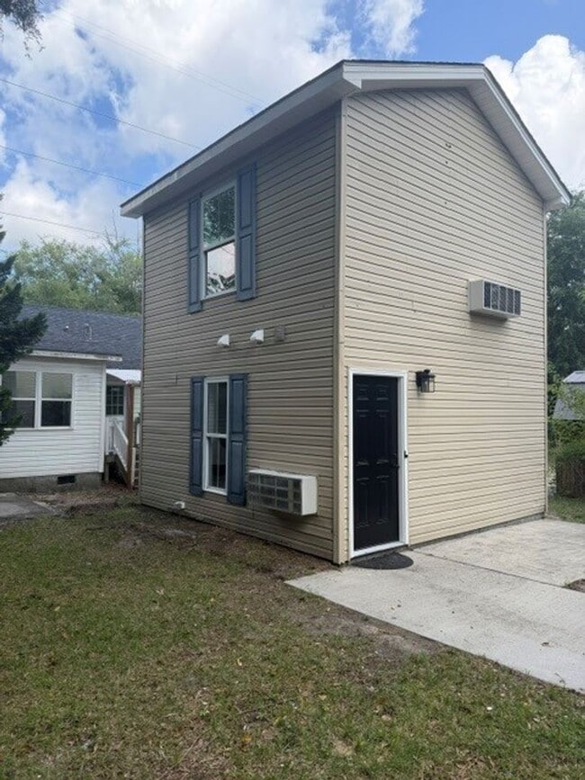 Building Photo - Renovated One Bedroom Stand Alone Apartment Unit 512A