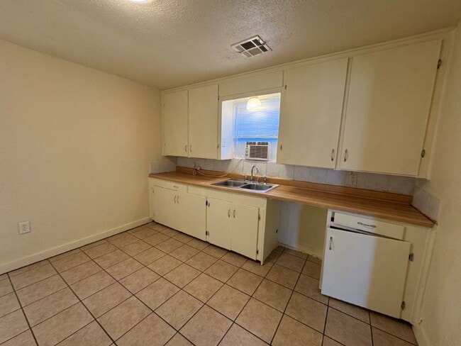 Photo - 5 bed 1 bath in Okc! large, fenced yard, inside utility!