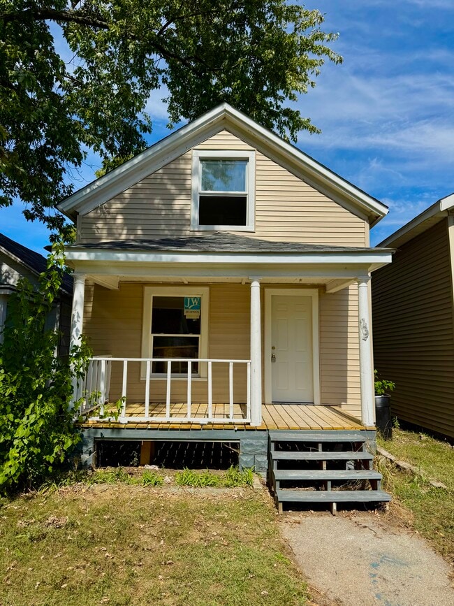 Building Photo - 232 E Grove St
