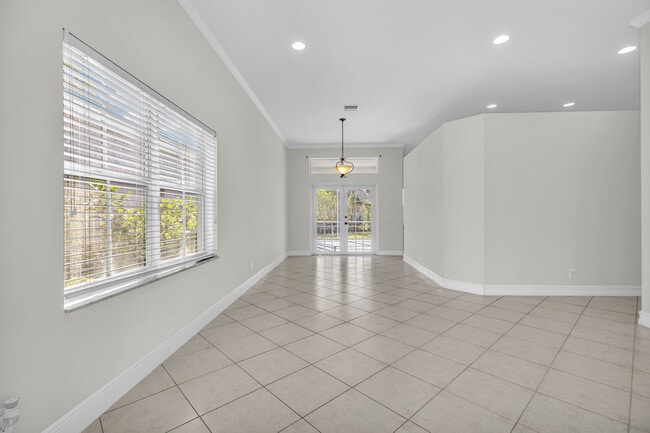 Photo - 1579 Banyan Way