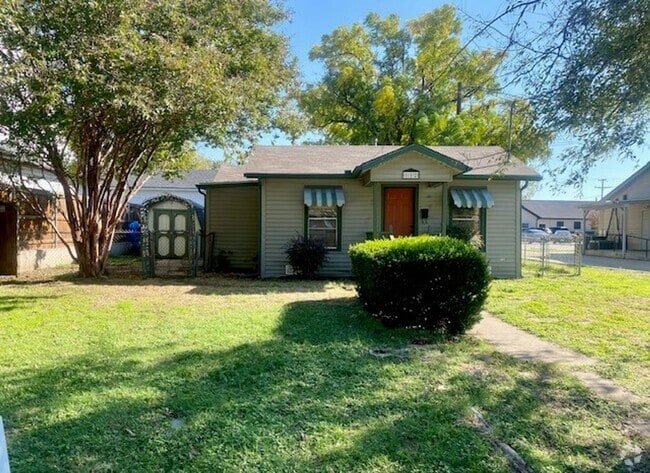 Building Photo - Charming Home located in the center of town!