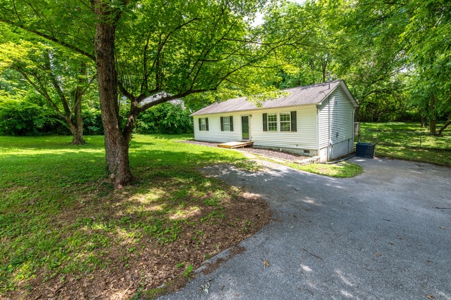 Building Photo - 320 Beechwood Dr