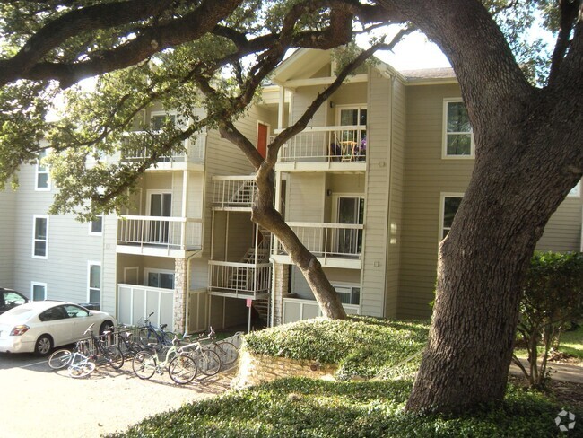 Building Photo - Hyde Park Oaks 1 Bedroom - Fall 2025 West ... Rental