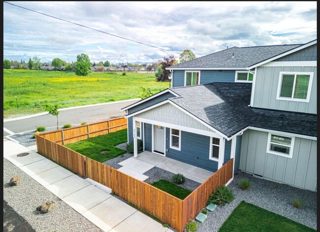 Photo - Newer Central Point 3 Bedroom / 2.5 Bath with views of the Table Rock