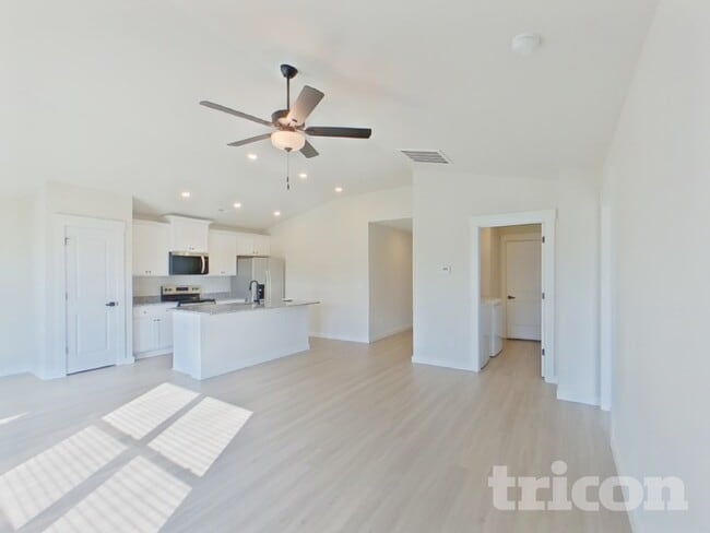 Photo - 1225 Crested Iris St