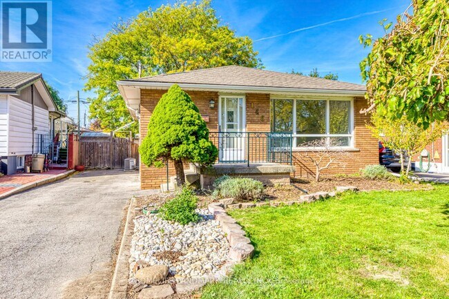 Photo - 146 Manning Ave