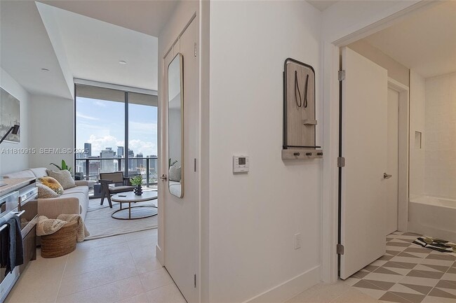 Photo - 601 NE 1st Ave Unidad 5007