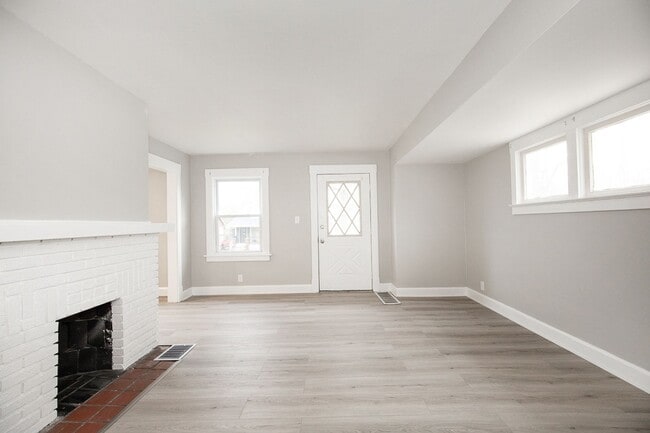 Building Photo - 3-BED, 1 BATH BEAUTIFUL SINGLE- FAMILY HOME IN MAPLE HEIGHTS!