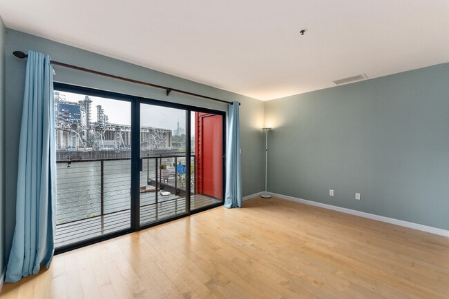 Building Photo - 710 NW Naito Pky Unit C12 Rental