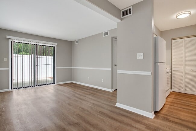 Photo - 950 Forestbrook Rd Unidad D1
