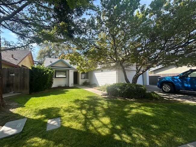 Building Photo - 3 bedroom 2 bath in central Visalia!