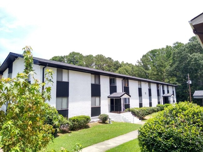 Building Photo - 2 Bedroom 1.5 Bath Newly Renovated Modern Apartment C5 Unit C-C5