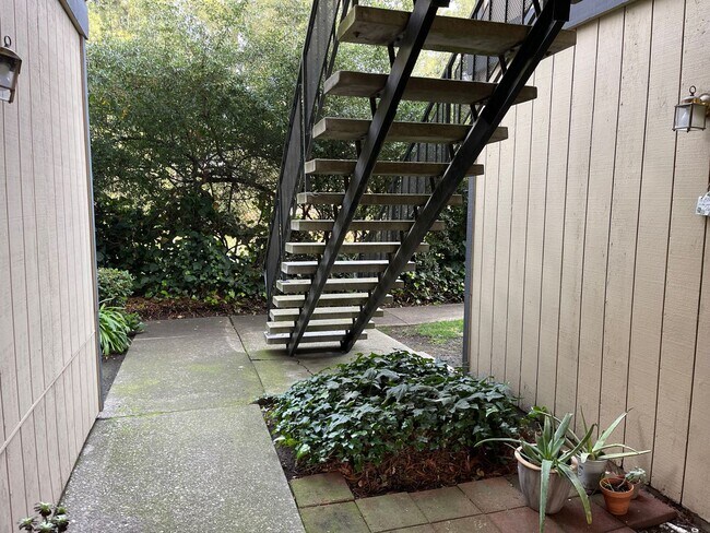 Photo - 6724 Plymouth 2 Bedroom/1 Bath Unit 104