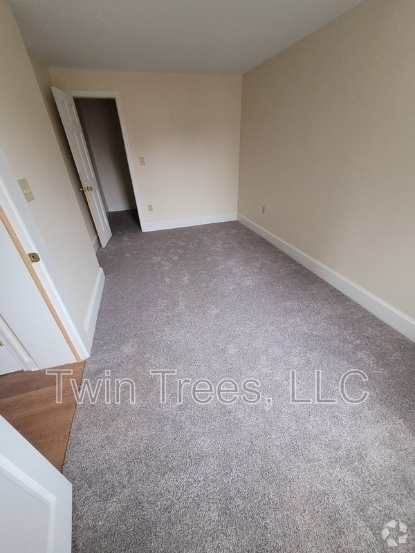 Building Photo - 5499 Main St Unit 2 Rental
