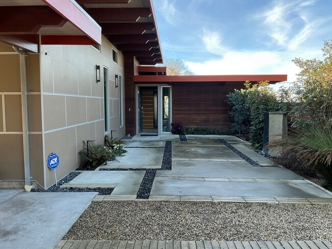 Patio delantero - 1000 Warrington Rd