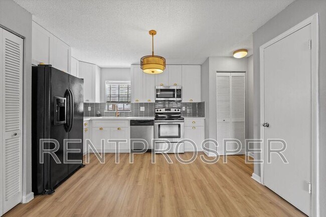 Photo - 317 E Amelia St Unit 4