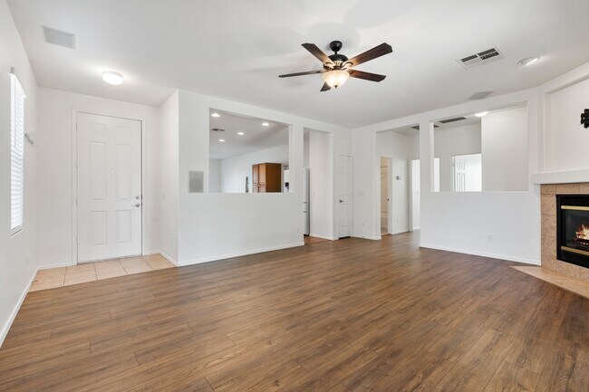 Photo - 1531 Essex Way