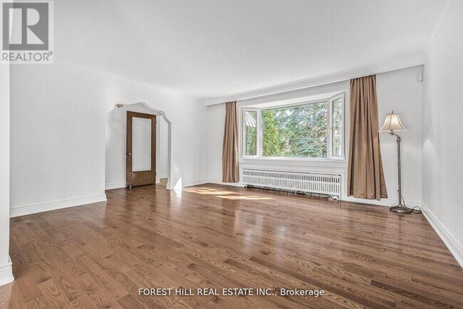 Photo - 18 Irvington Crescent