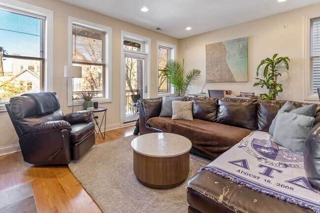 Building Photo - 1039 W Newport Ave Unit 1039-2