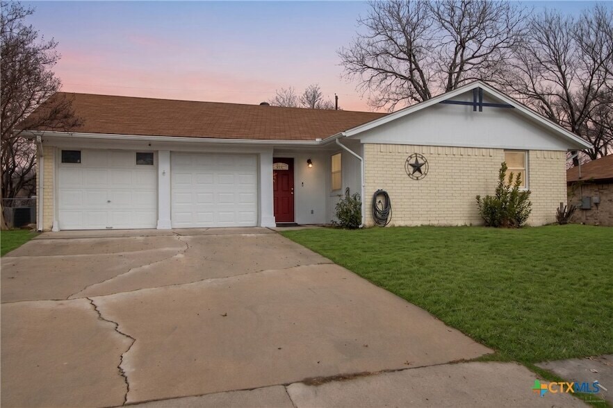 Photo - 211 E Hogan Dr