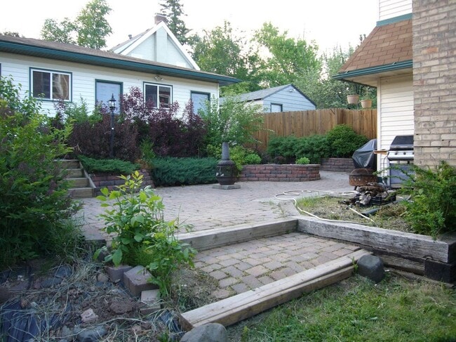 Building Photo - 1927 E 5th St Unit 2