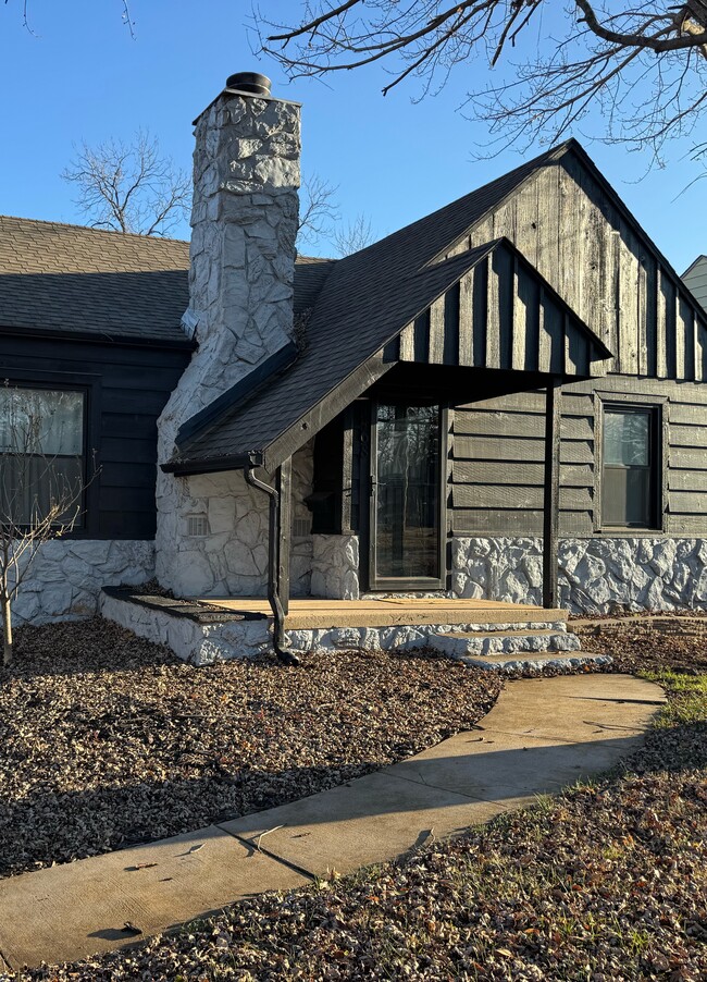 Building Photo - 1468 N Perry Ave