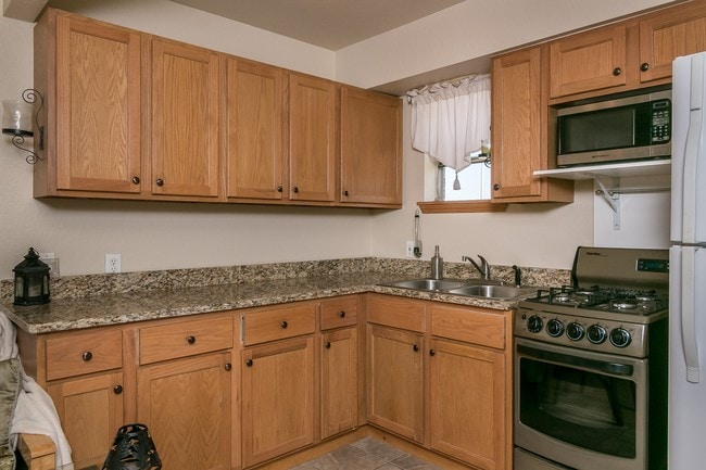 Courtyard Apartments - ALL UTILITIES INCLUDED - Courtyard Apartments - ALL UTILITIES INCLUDED