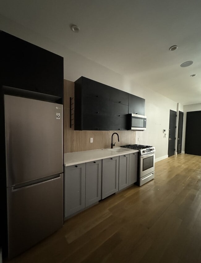 172 New York Ave 1R - 174 New York Ave Unit 1R