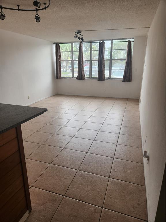 Building Photo - 2771 Taft St Unit 111