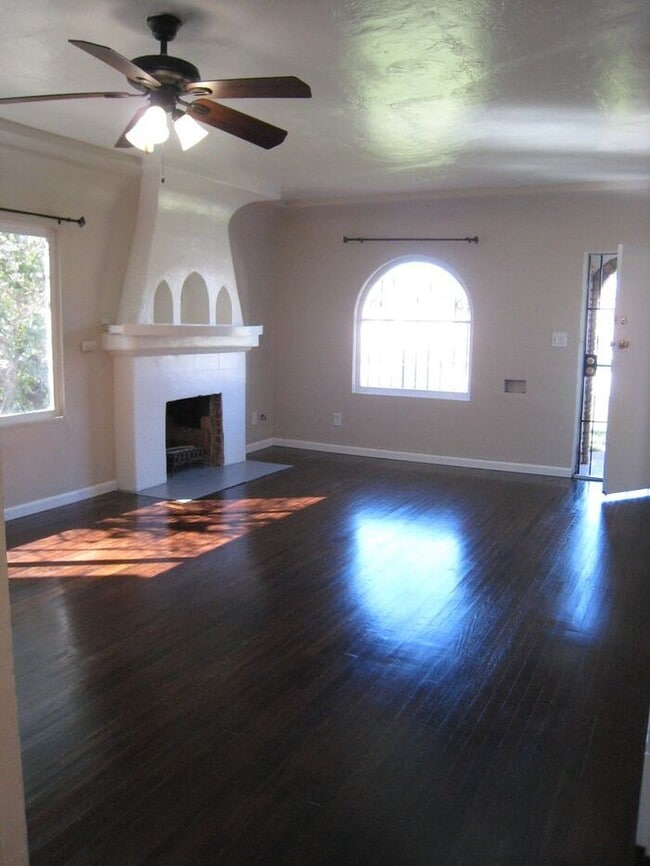 Building Photo - Duplex w/ yard and garage!