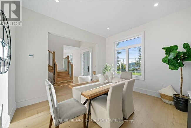 Photo - 631 Mill St S