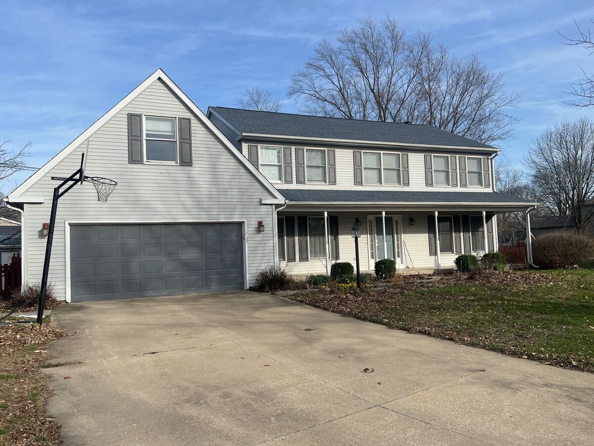 6 Bedroom home with Fenced Yard - Available 07/01/2026 - 6 Bedroom home with Fenced Yard - Available 07/01/2026