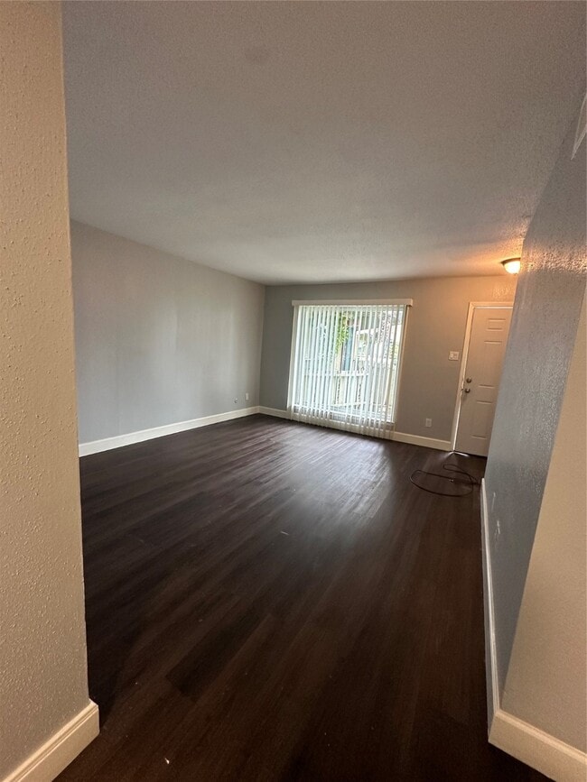 Building Photo - 5625 Antoine Dr Unit 403 Rental