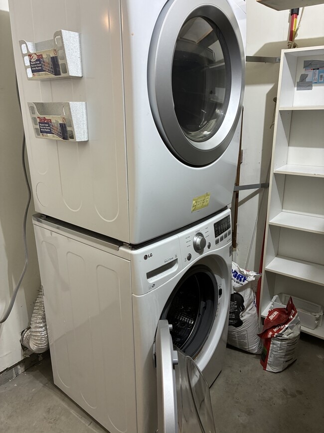 Photo - 1065 Huntington Common