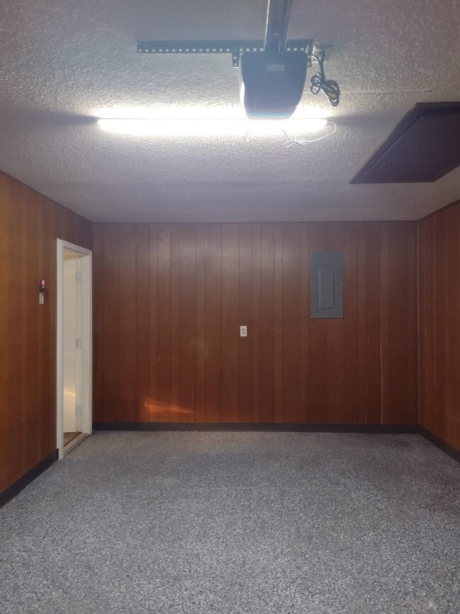 Building Photo - 2046 Brookhaven Dr Unit 2048 Left side