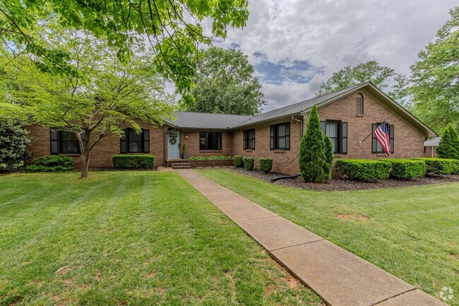 Building Photo - Spacious 4-Bedroom Ranch with Sunroom, Den... Rental