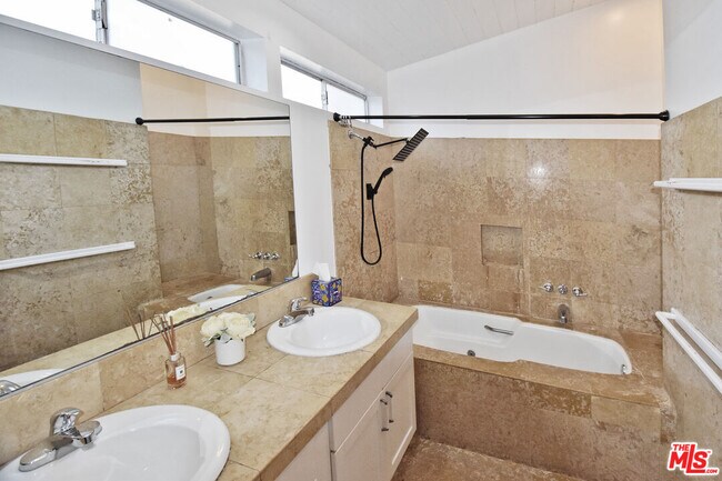 Photo - 2885 Searidge St