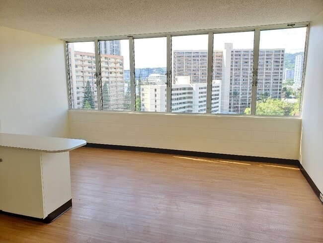 Building Photo - Holiday Manor Rental