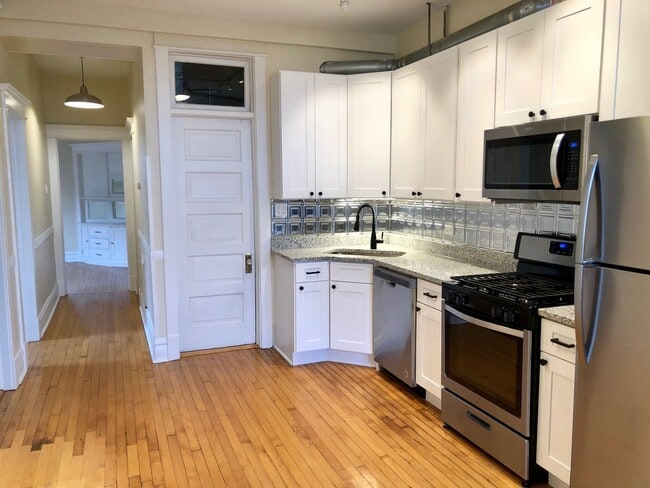 Building Photo - Pilsen 21st St Unit 2