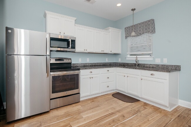 Private 1-bed, 1-bath Unit with screened-in porch