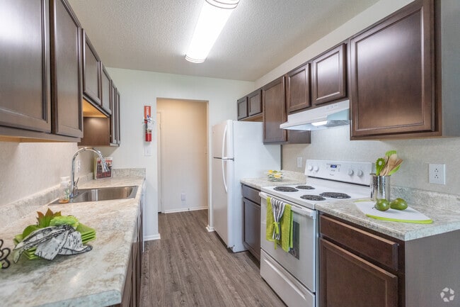 2BR,1BA,-925SF