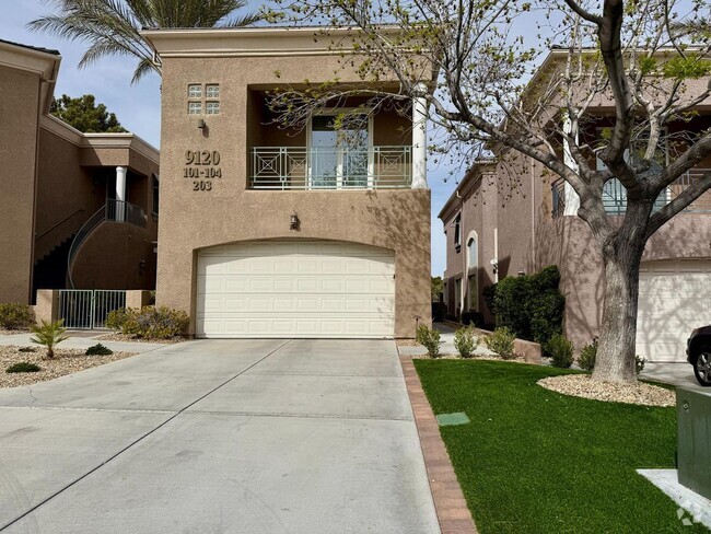 Building Photo - Charming townhome