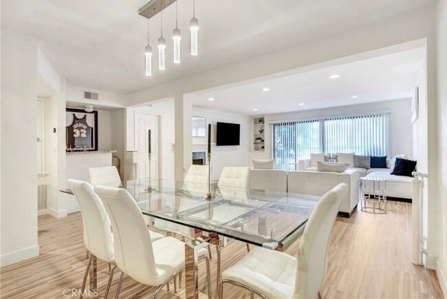 Photo - 18324 Clark St Unidad 119