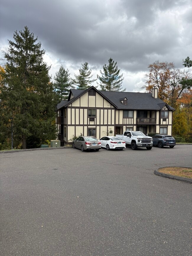 Building Photo - 17 Essex Ct Unit 17