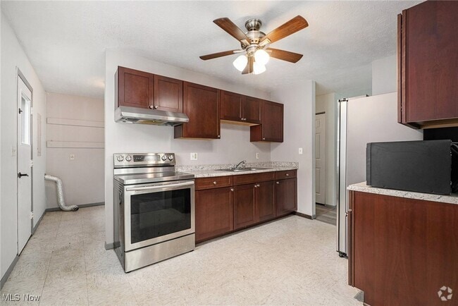 Building Photo - 1492 Ansonia Ave Rental
