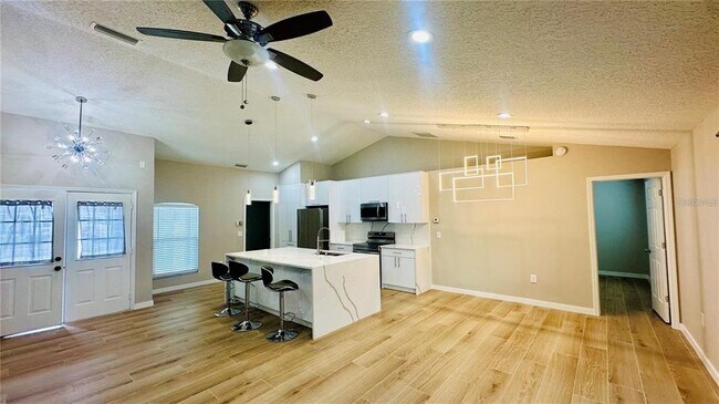 Photo - 1432 Kingston Way