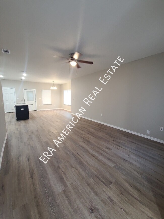 Photo - 711 Robinson Ave E