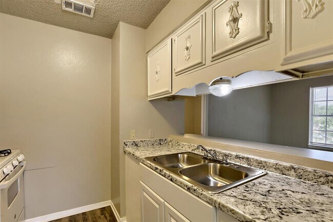 1302 Radcliff Dr