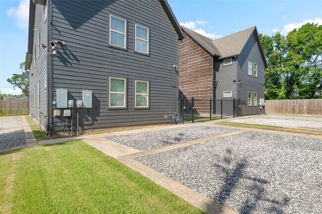 Photo - 3424 Tuam St